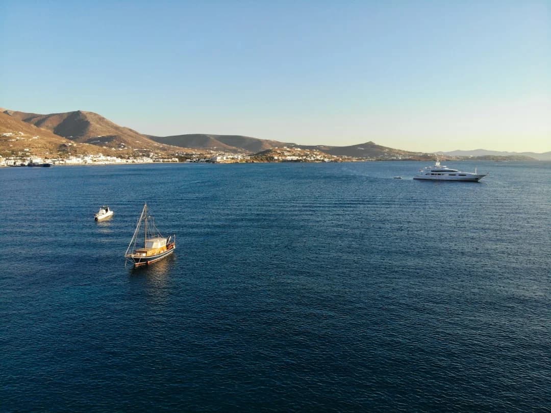 Sailing Cyclades Itinerary: 7–10 Days + Meltemi Tips